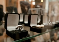 Nabídka starožitných prstenů společnosti Antik Ambra