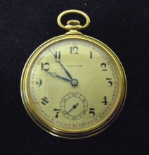 Zlaté kapesní jednoplášťové hodinky s kovovým ciferníkem, puncováno císařským puncem Německo pro 14karátové zlato, přepuncováno platným dovozním puncem ”Lyra” z 1. republiky. Zboží z nabídky Interantiku doktora Pšenského.